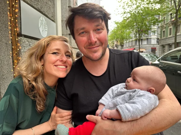 Portrait von Philipp Bremer mit seiner Familie. Link seine Partnerin und rechts sein Neugeborenes.