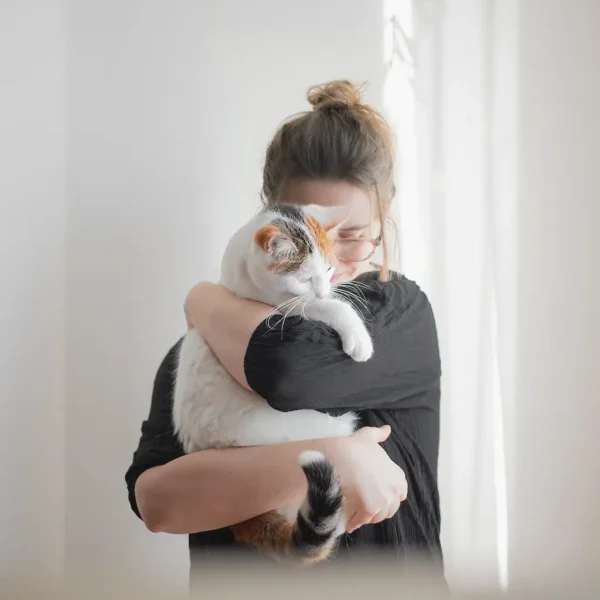 Silvia mit ihrer Katze im Arm